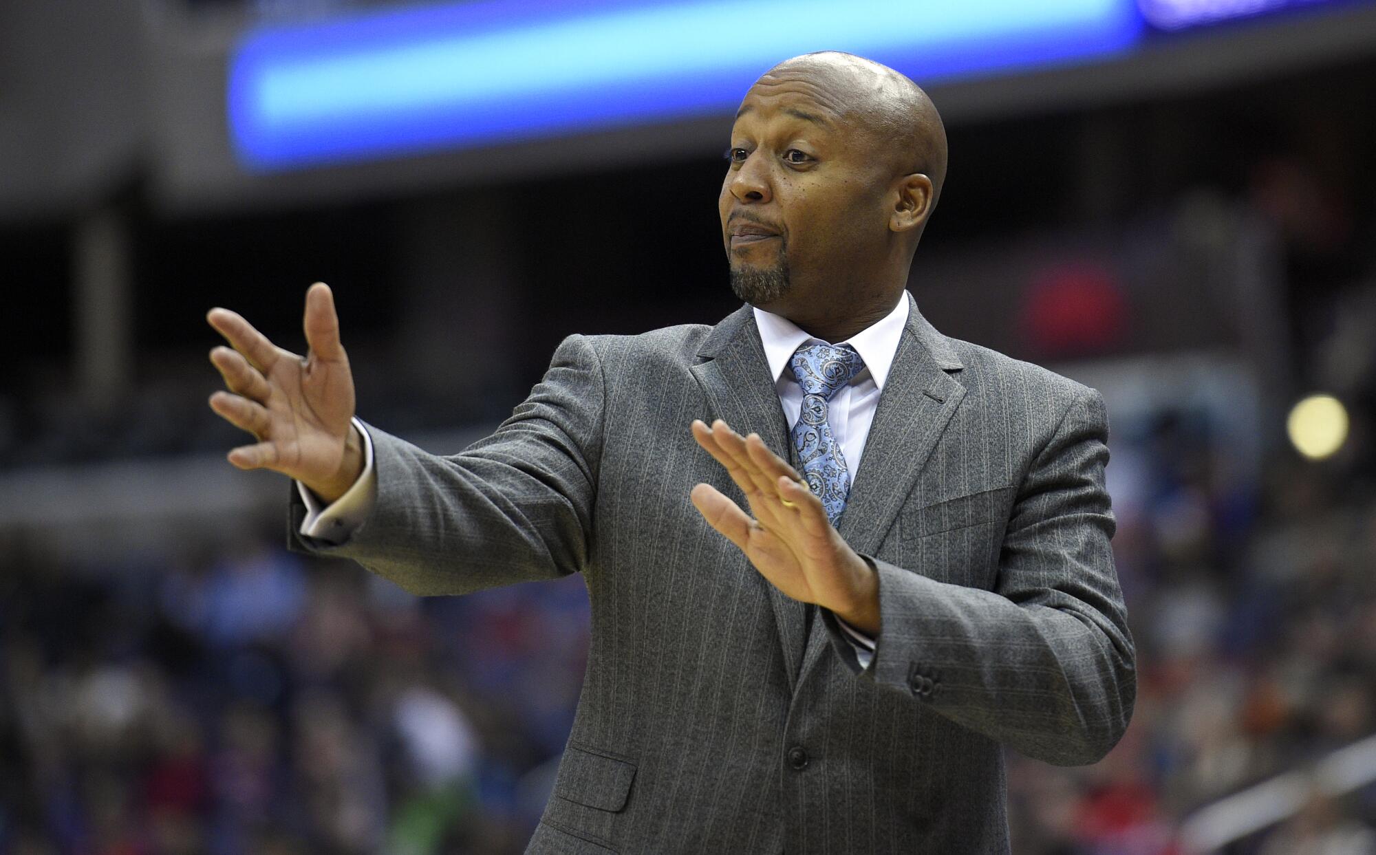 Brian Shaw reacts on the sideline while coaching the Nuggets in 2014.