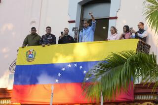 El presidente Nicolás Maduro se dirige a sus seguidores desde el palacio presidencial de Miraflores en reivindicación de su reelección, en Caracas, Venezuela, el martes 30 de julio de 2024. (AP Foto/Fernando Vergara)