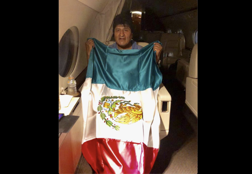 El ex presidente de Bolivia, Evo Morales, a bordo del avión de la Fuerza Aérea Mexicana que lo llevó a México.