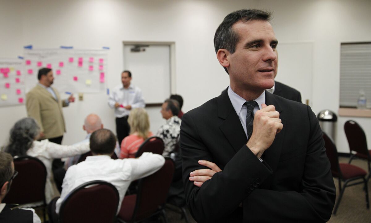Mayor Eric Garcetti is pitching a citywide minimum wage hike to $13.50 by 2017 to Los Angeles business groups.