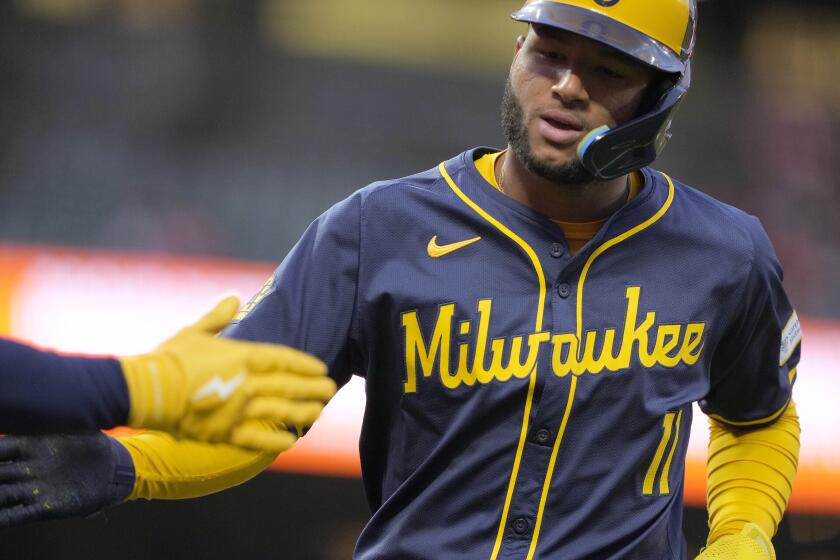 El venezolano Jackson Chourio, de los Cerveceros de Milwaukee, anota en un sencillo de su compatriota William Contreras en el juego ante los Gigantes de San Francisco, el martes 10 de septiembre de 2024 (AP Foto/Tony Avelar)