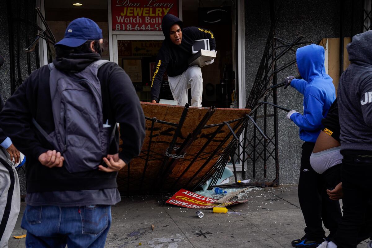 delivery truck looting caught on camera