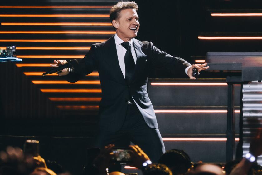 Luis Miguel durante la primera noche de concierto en el Crypto.com Arena de Los Ángeles.