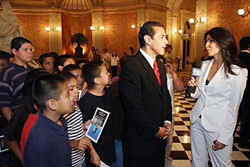 Mirthala Salinas, a Telemundo newswoman, interviews L.A. Mayor Antonio Villaraigosa at the state Capitol on June 21, 2006. Villaraigosa acknowledged he had "a relationship" with Salinas.