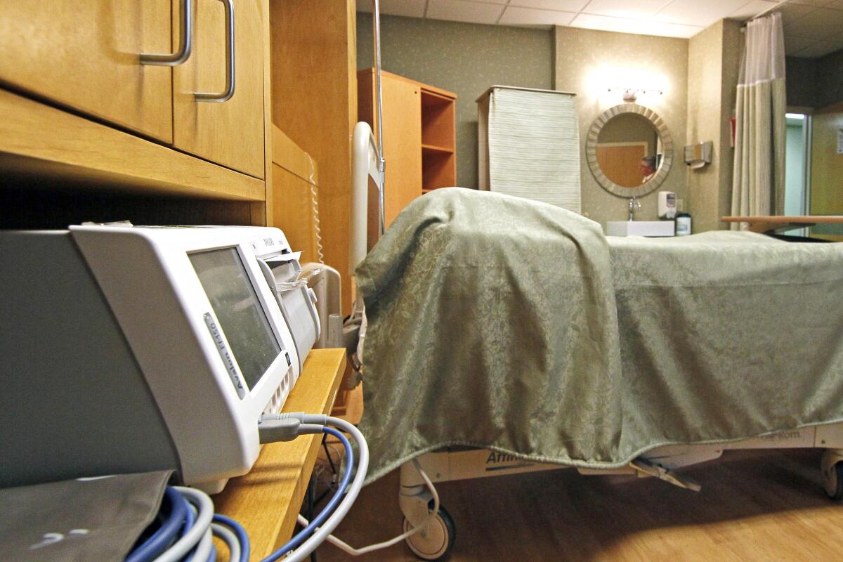 ARCHIVO - Una habitación individual en un hospital de maternidad Mississippi 