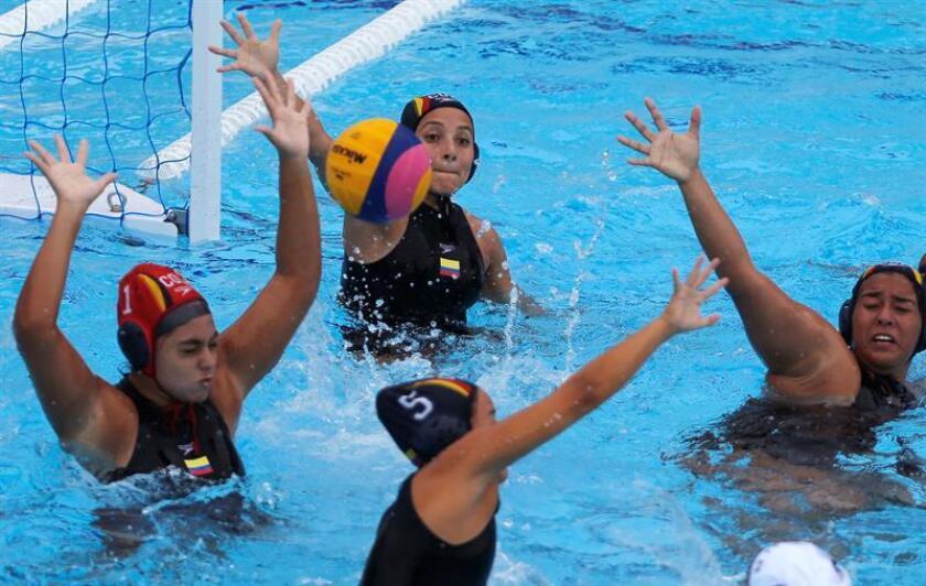 Jugadoras de Colombia intentan bloquear un balón ante Puerto Rico durante un partido de polo acuático entre Colombia y Puerto Rico en los Juegos Centroamericanos y del Caribe 2018 en Barranquilla (Colombia). EFE