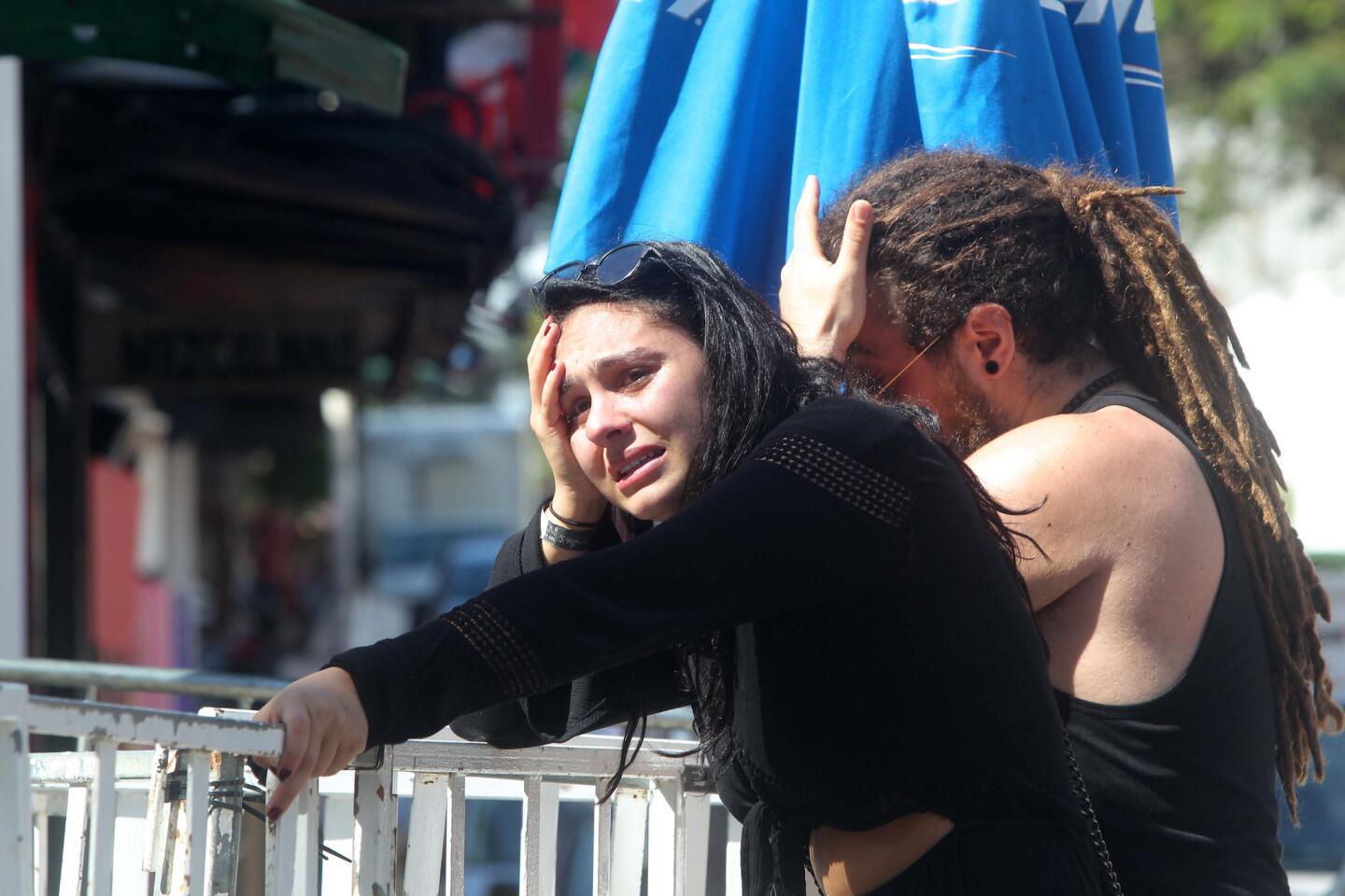 Una pareja de turistas llega al lugar donde la madrugada de este lunes se presentó una balacera que dejó un saldo de 5 muertos y 15 heridos en Playa del Carmen (México). La familia de Alejandra Villanueva Ibarra, la estadounidense fallecida en el tiroteo, pidió ayuda para costear los gastos de repatriación del cadáver y los funerales de la joven.