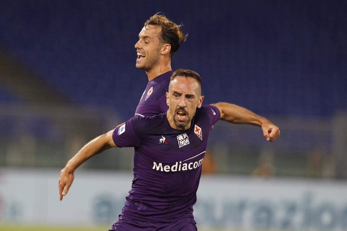 Franck Ribery de la Fiorentina celebra con Pol Lirola tras anotar un gol contra la Lazio en la Serie A italiana en Roma.