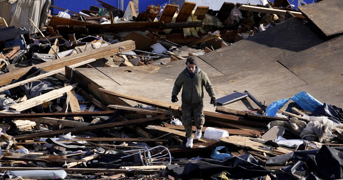 Tornado membuat Mayfield Kentucky terpana, mencari yang selamat