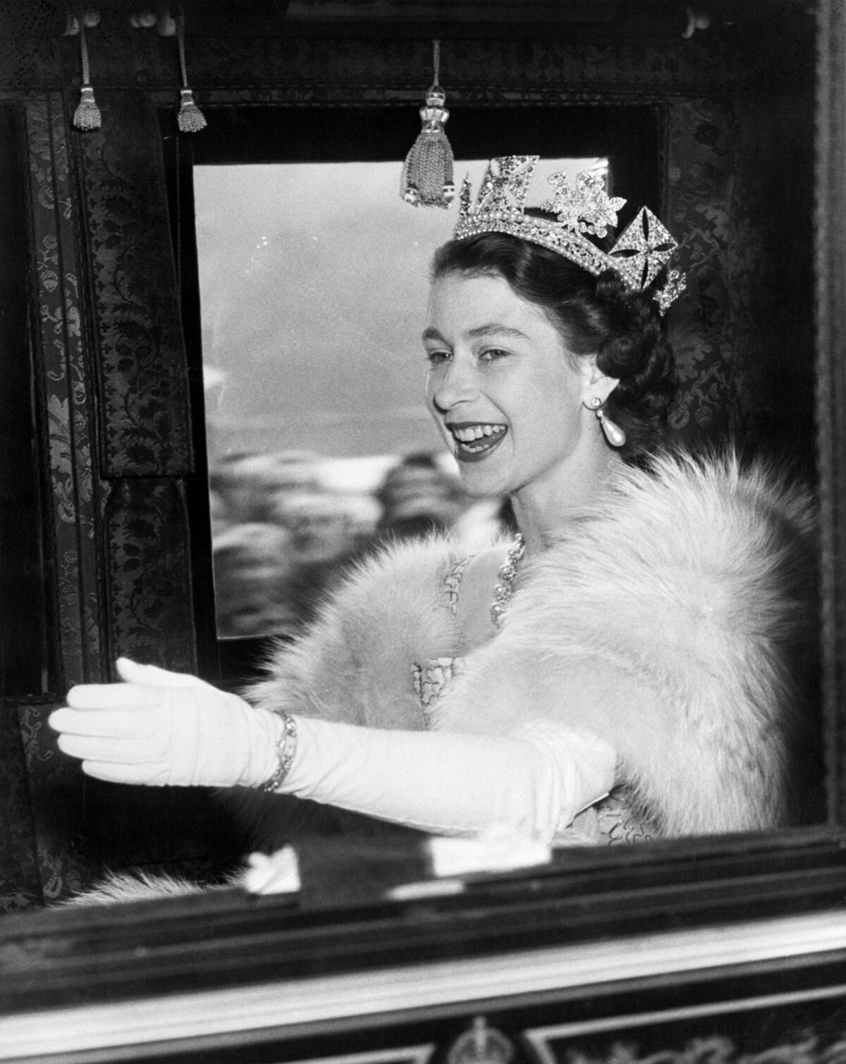 Kraliçe II. Elizabeth 1952'de koçundan el sallarken