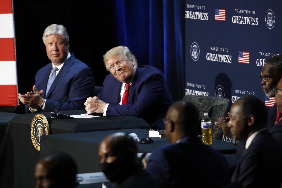 El presidente Trump sonríe durante una mesa redonda en la Iglesia Gateway, en Dallas.