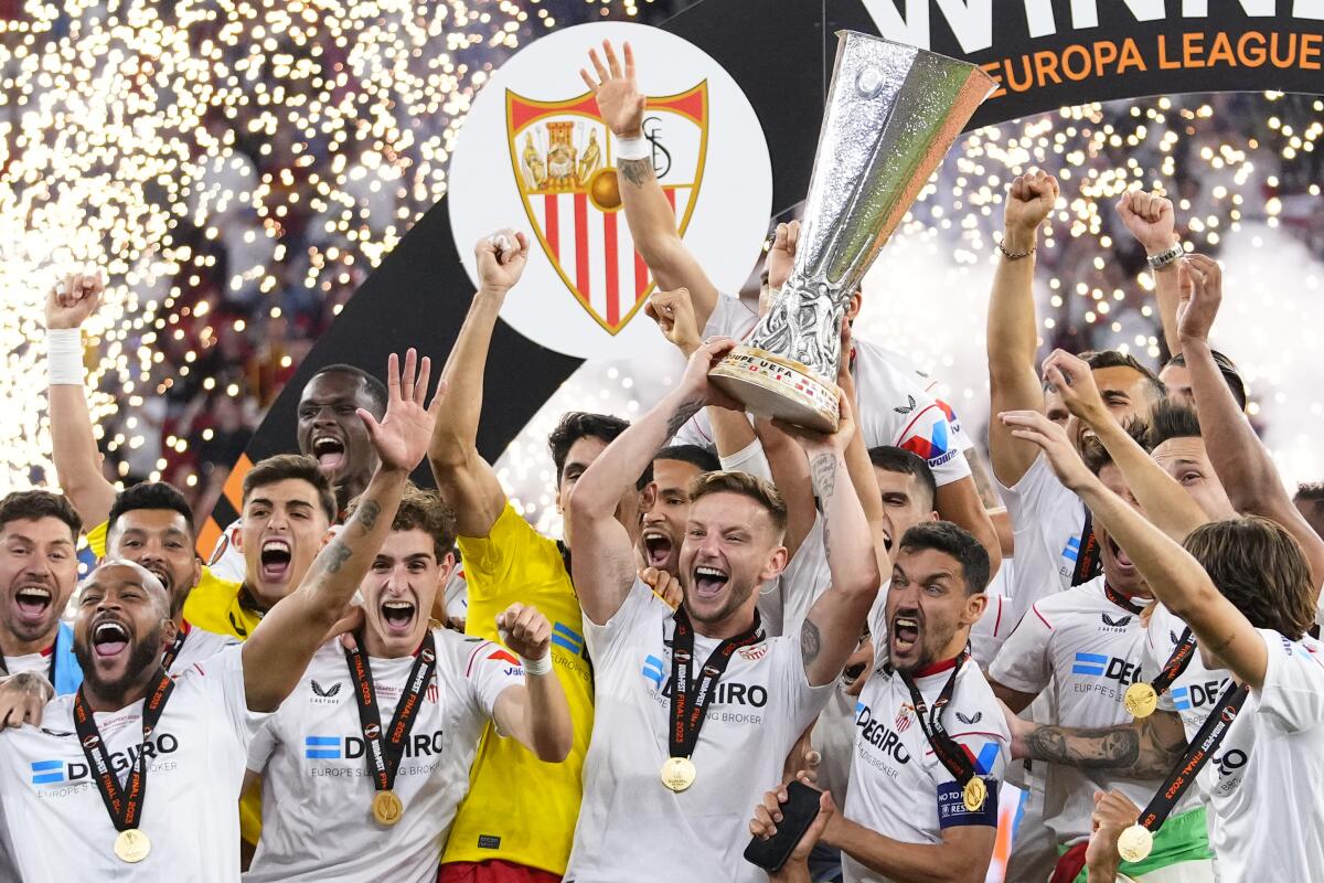 Los jugadores del Sevilla festejan tras conquistar la Liga Europa, por penales ante la Roma, 
