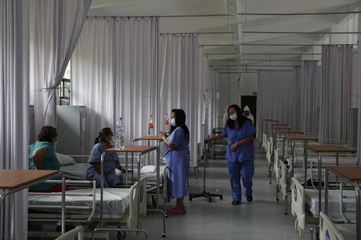 Pacientes con el coronavirus en distintas etapas de su recuperación en un pabellón de mujeres 