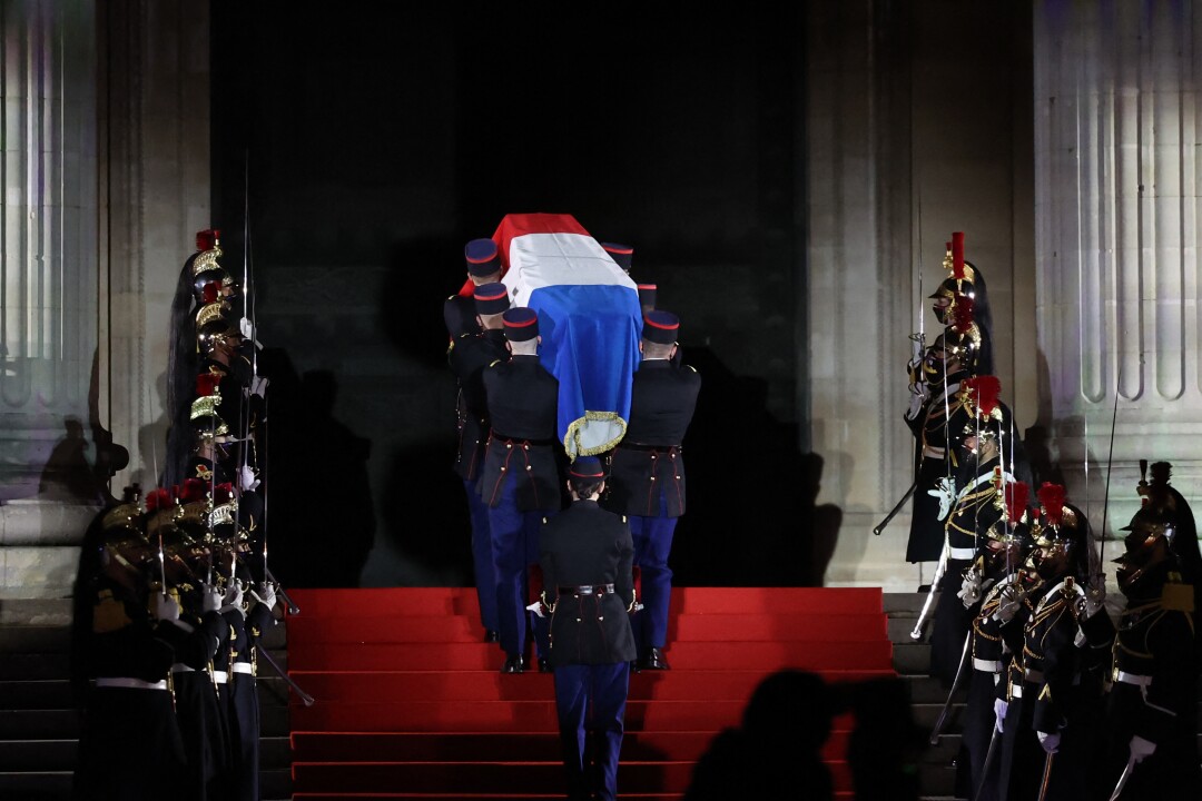 سنوتاف ژوزفین بیکر که با پرچم فرانسه پوشانده شده است، از دروازه بزرگ پاریس وارد پانتئون فرانسه می شود.