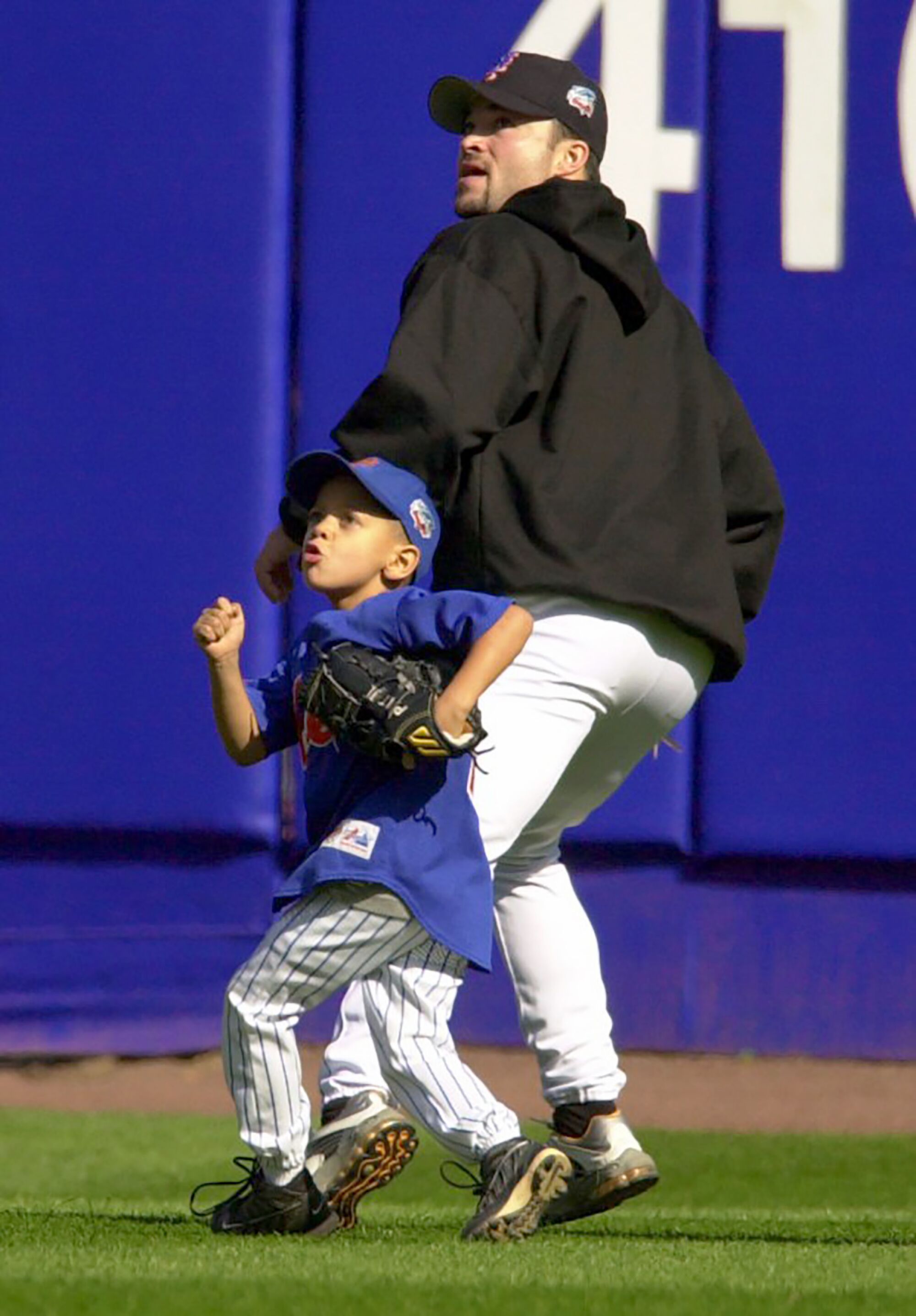A young Patrick Mahomes tracks a fly ball with Mets pitcher Mike Hampton in 2000 