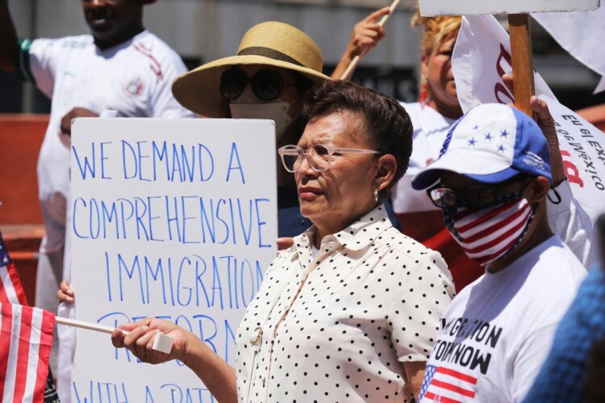 Cecilia Rodríguez, presidenta de la Alianza Hondureña de Los Ángeles (AHLA), participó en la marcha proinmigrante.