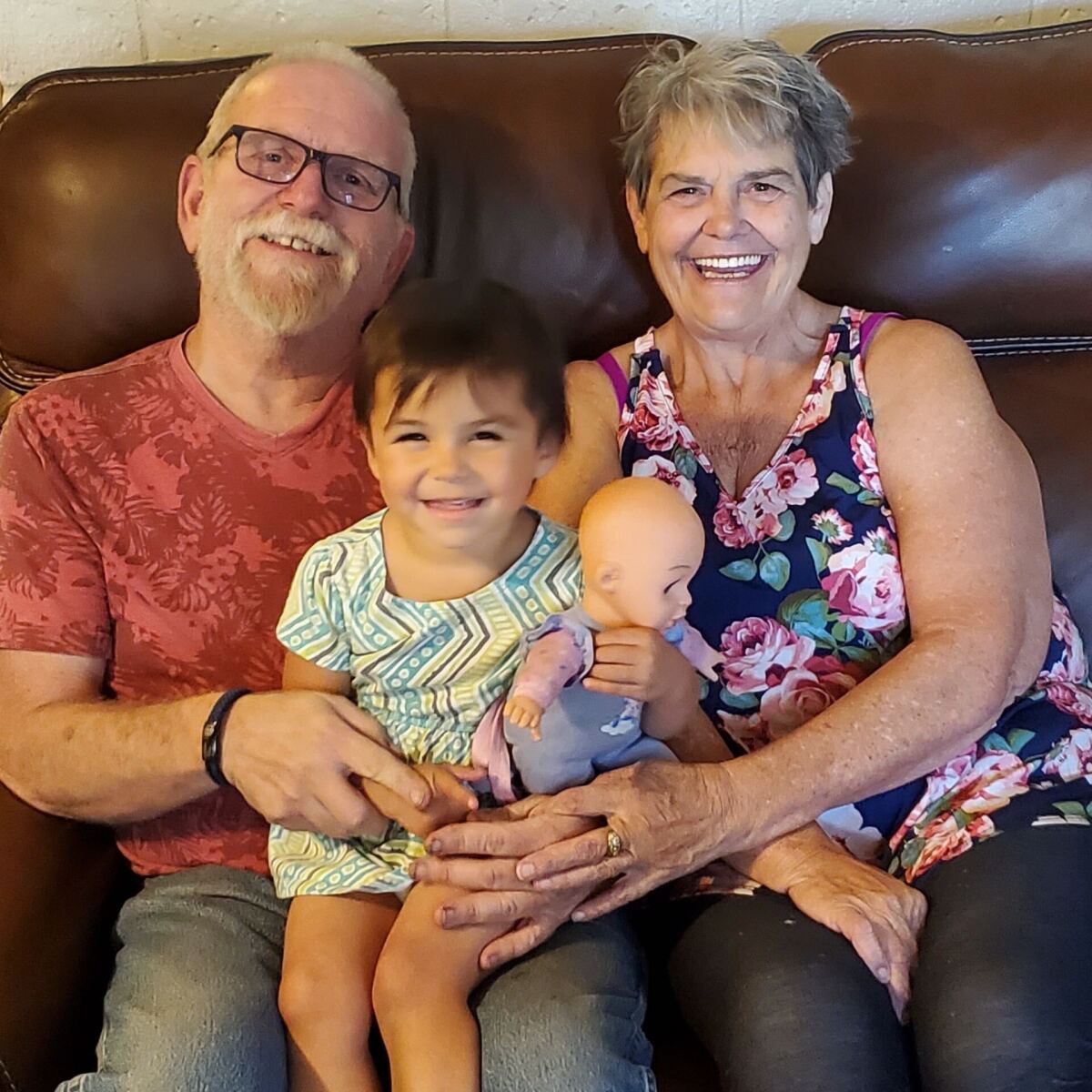 Jennifer Williams mit ihrem Ehemann Edward Williams und ihrer Enkelin Angelica Joy.