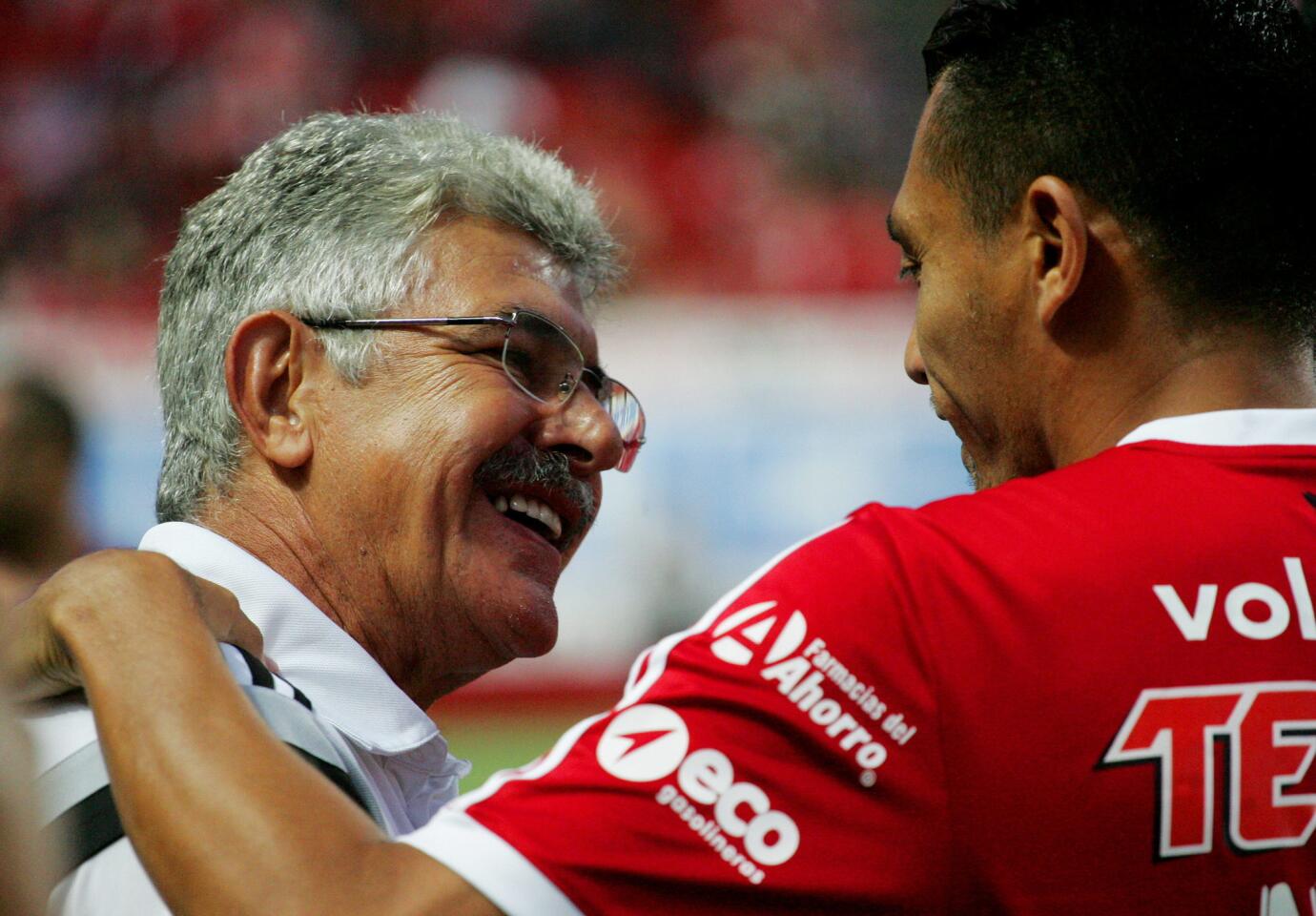 MEX51. TIJUANA (MÉXICO), 21/08/2015.- El entrenador de Tigres de Nuevo León, el brasileño Ricardo "Tuca" Ferretti, habla con un jugador hoy, viernes 21 de agosto de 2015, durante el juego ante Tijuana en la jornada 6 del fútbol mexicano en Tijuana (México). Ricardo Ferretti fue nombrado entrenador interino de la selección mexicana de fútbol, puesto al que llega en su mejor momento, luego de haber alcanzado la final de la Copa Libertadores con el Tigres y de contar con gran credibilidad entre los jugadores. EFE/Alejandro Zepeda ** Usable by HOY and FL-ELSENT Only **