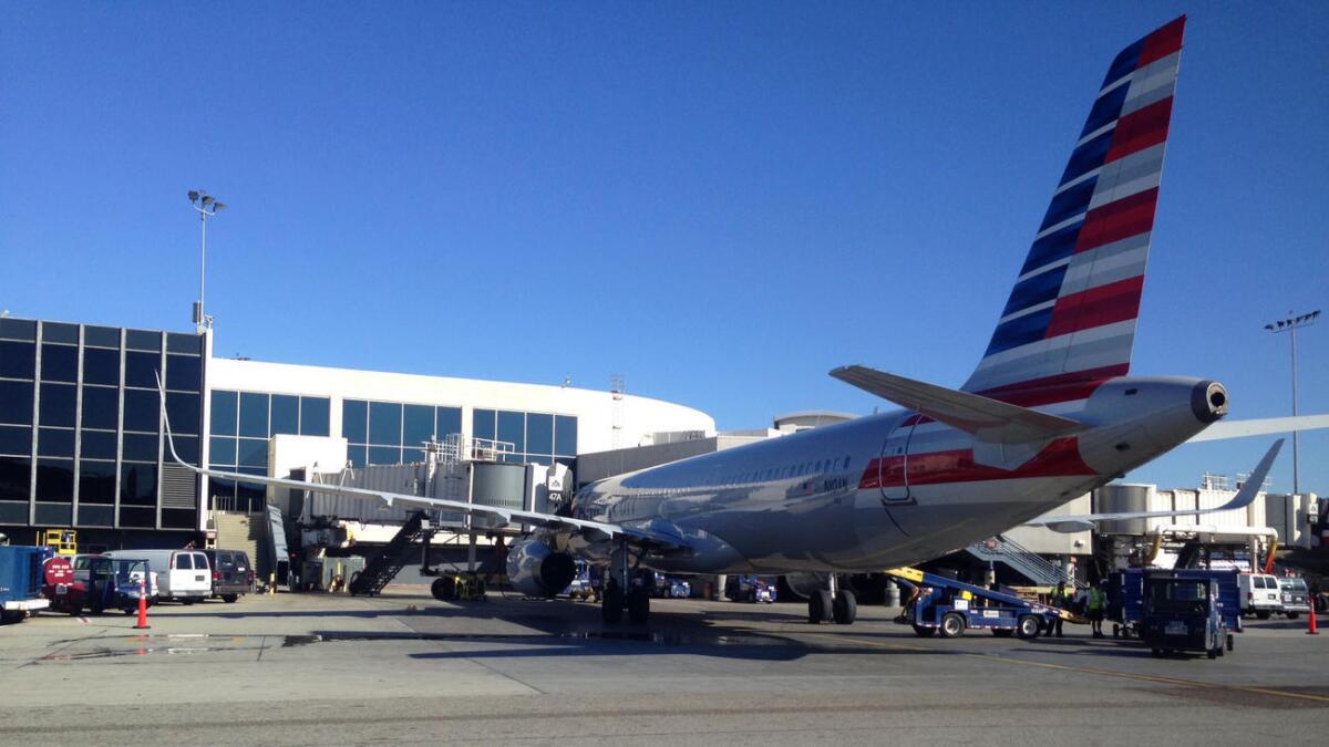 Fotografia de archivo de una nave de American Airlines. El vuelo 550 de American despegó el domingo de Phoenix a las 11:55 de la noche hora local, fue desviado a medio trayecto y aterrizó después de las 7 de la mañana hora del este, dijo la portavoz de la aerolínea Andrea Huguely.