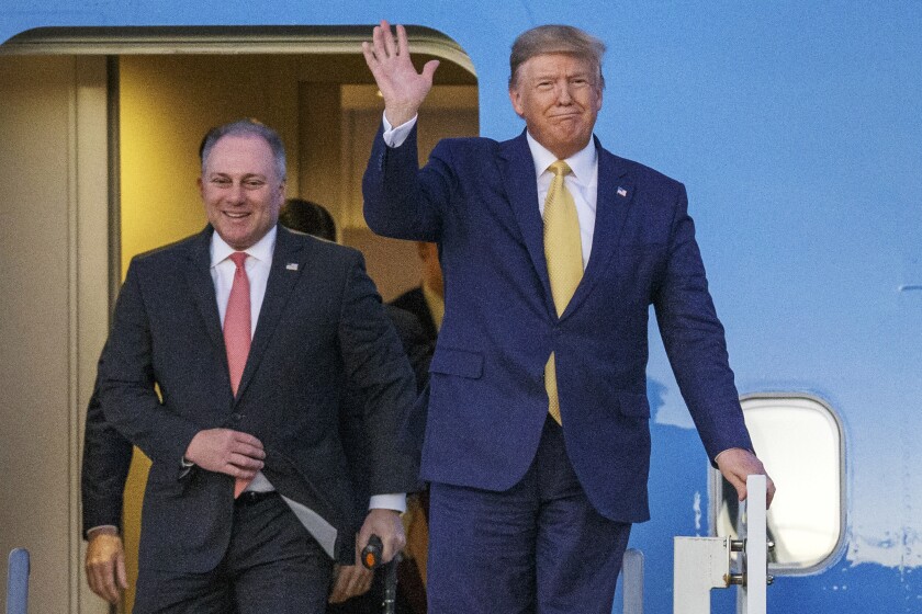 En esta imagen del viernes 11 de octubre de 2019, el presidente Donald Trump y el representante republicano Steve Scalise llegan a Lake Charles, Luisiana. (AP Foto/Brett Duke, archivo)