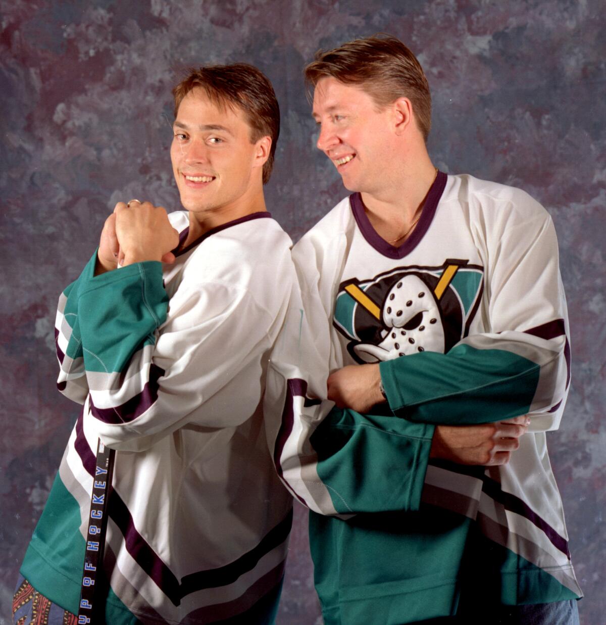 Teemu Selnne and Jari Kurri wear Anaheim Ducks uniforms in the 1990s.