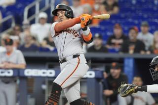 Thairo Estrada, de los Gigantes de San Francisco, batea un doble hacia el jardín izquierdo durante la segunda entrada del juego de béisbol en contra de los Marlins de Miami, el miércoles 17 de abril de 2024, en Miami. Jorge Soler anotó en la jugada. (AP Foto/Marta Lavandier)