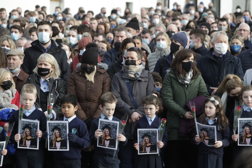 Cientos de personas y alumnos de la maestra Ashling Murphy, de 23 años, participan en su funeral afuera de la Iglesia de Santa Brígida, en Mountbolus, Irlanda, el 18 de enero de 2022. El cuerpo de Murphy fue hallado a orillas de un canal el 12 de enero. (Niall Carson/PA vía AP)