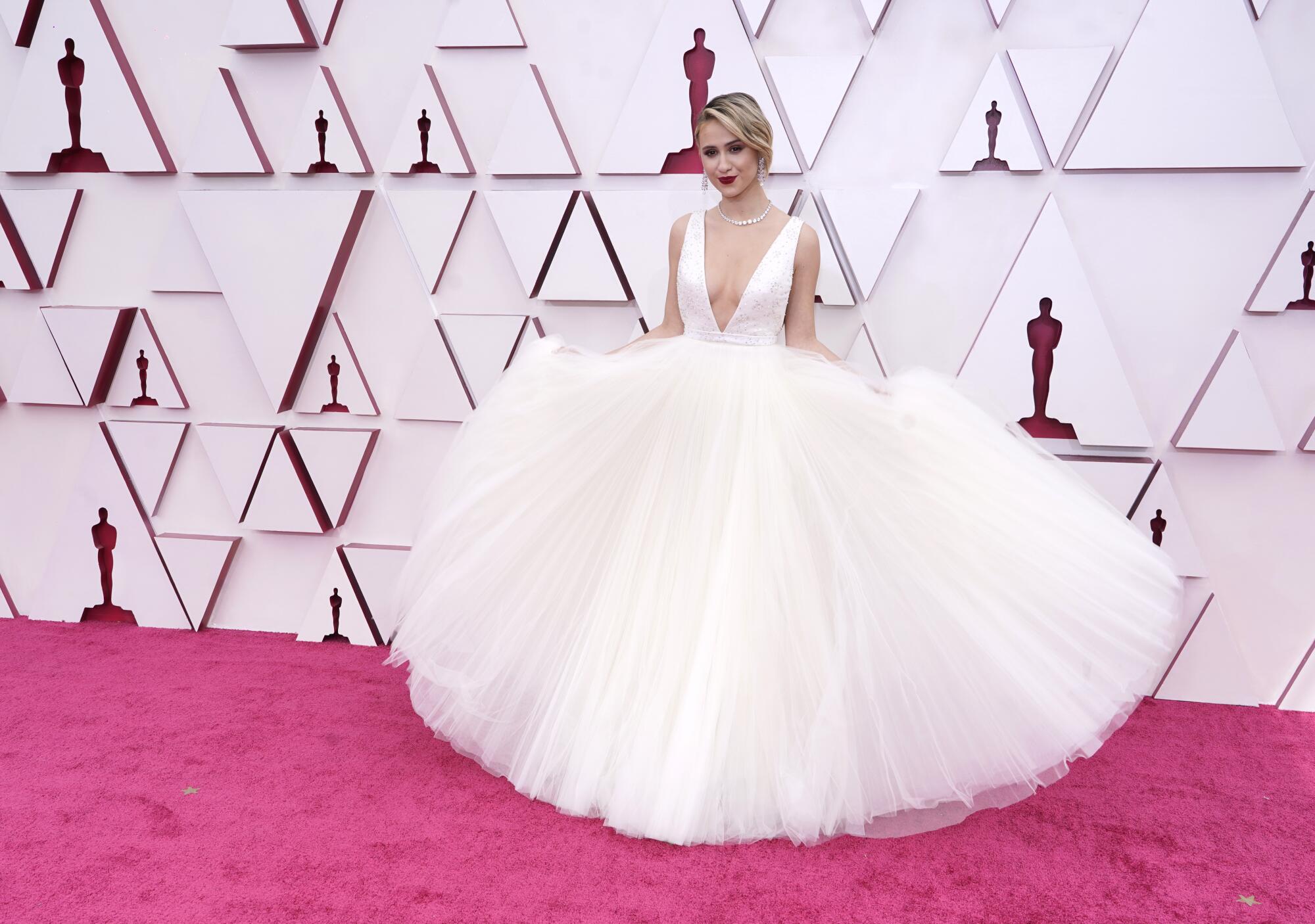 Maria Bakalova con un vestido blanco de Louis Vuitton llega a los Oscar.