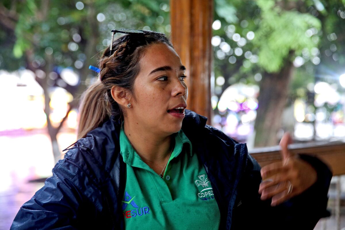 Bianka Munoz, 30, öğretmen ve bekar anne, Mazatenango, Suchitepequez, Guatemala'da yapılacak seçimler hakkında konuşuyor 