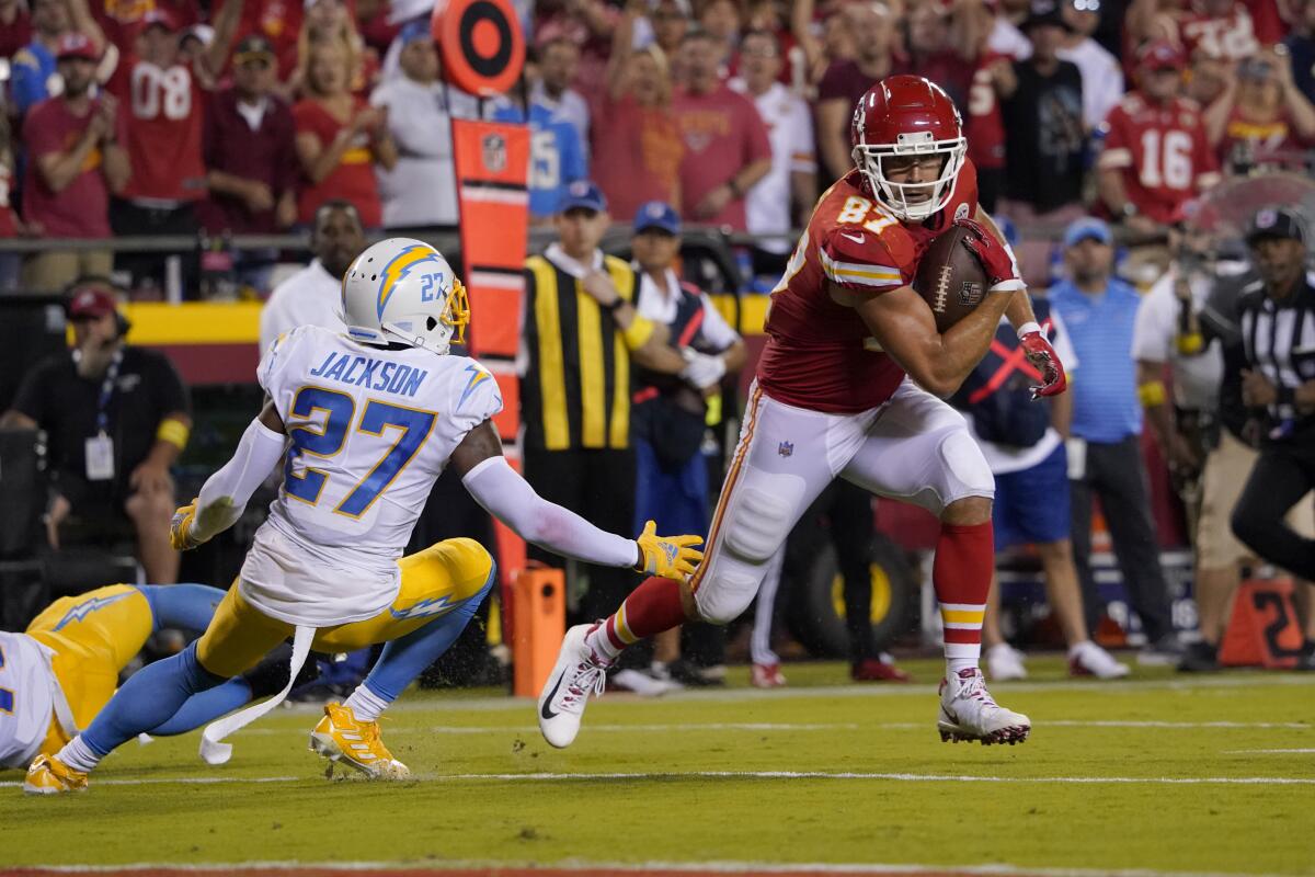 Kansas City Chiefs tight end Travis Kelce runs past Chargers cornerback J.C. Jackson (27) on Sept. 15, 2022.