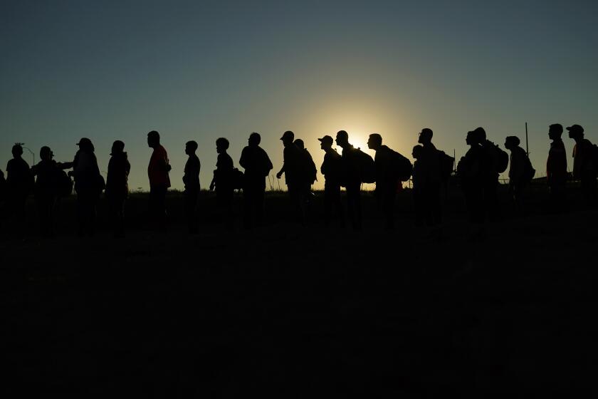 ARCHIVO - Migrantes que cruzaron el rio Bravo (o Grande) y entraron sin autorización a Estados Unidos desde México forman una fila para ser procesados por la Oficina de Aduanas y Protección Fronteriza de EE.UU. el 23 de septiembre de 2023, en Eagle Pass, Texas. (AP Foto/Eric Gay, archivo)