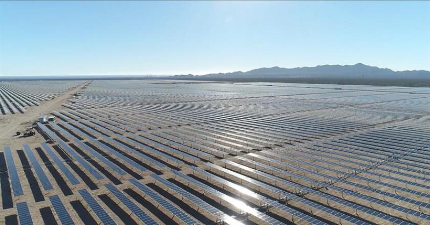 Fotografía cedida hoy por la empresa Acciona Energía que muestra el montaje de una planta solar de más de un millón de paneles solares, duplicando así su implantación fotovoltaica a escala global con 793 megavatios pico, en el estado de Sonora (México). EFE/ACCIONA/SOLO USO EDITORIAL