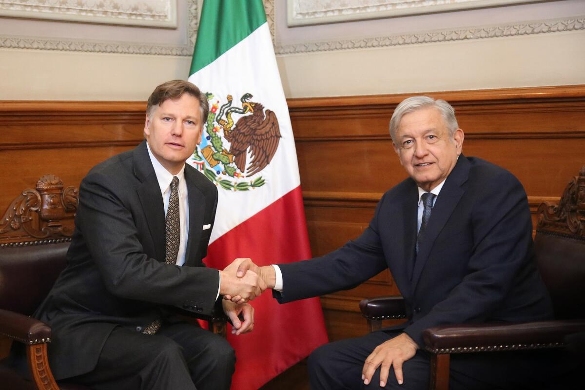 El presidente de México, Andrés Manuel López Obrador (d), con el nuevo embajador de Estados Unidos en México