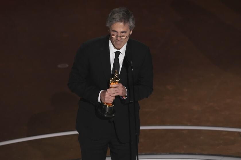 El director Walter Salles acepta el Oscar por "Ainda estou aqui" ("Aún estoy aquí").