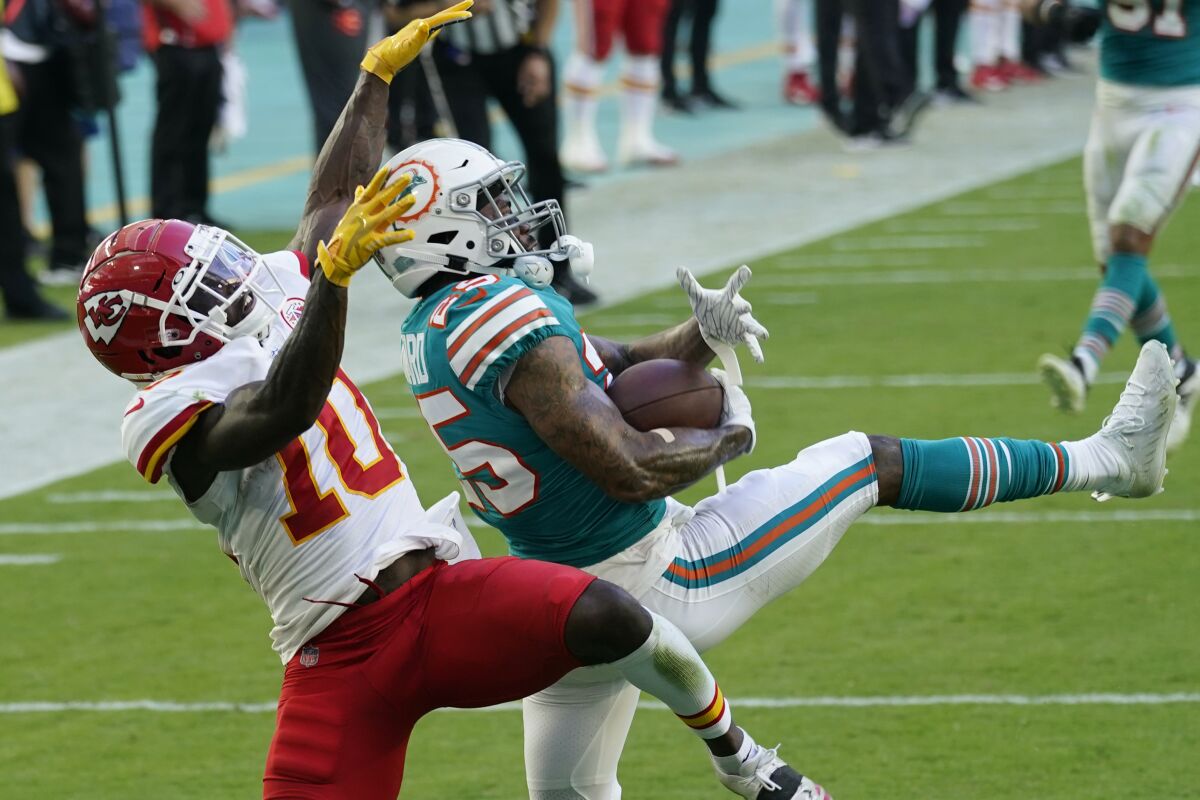 All-Pro CB Howard sits out Dolphins practice with injury - The San Diego  Union-Tribune