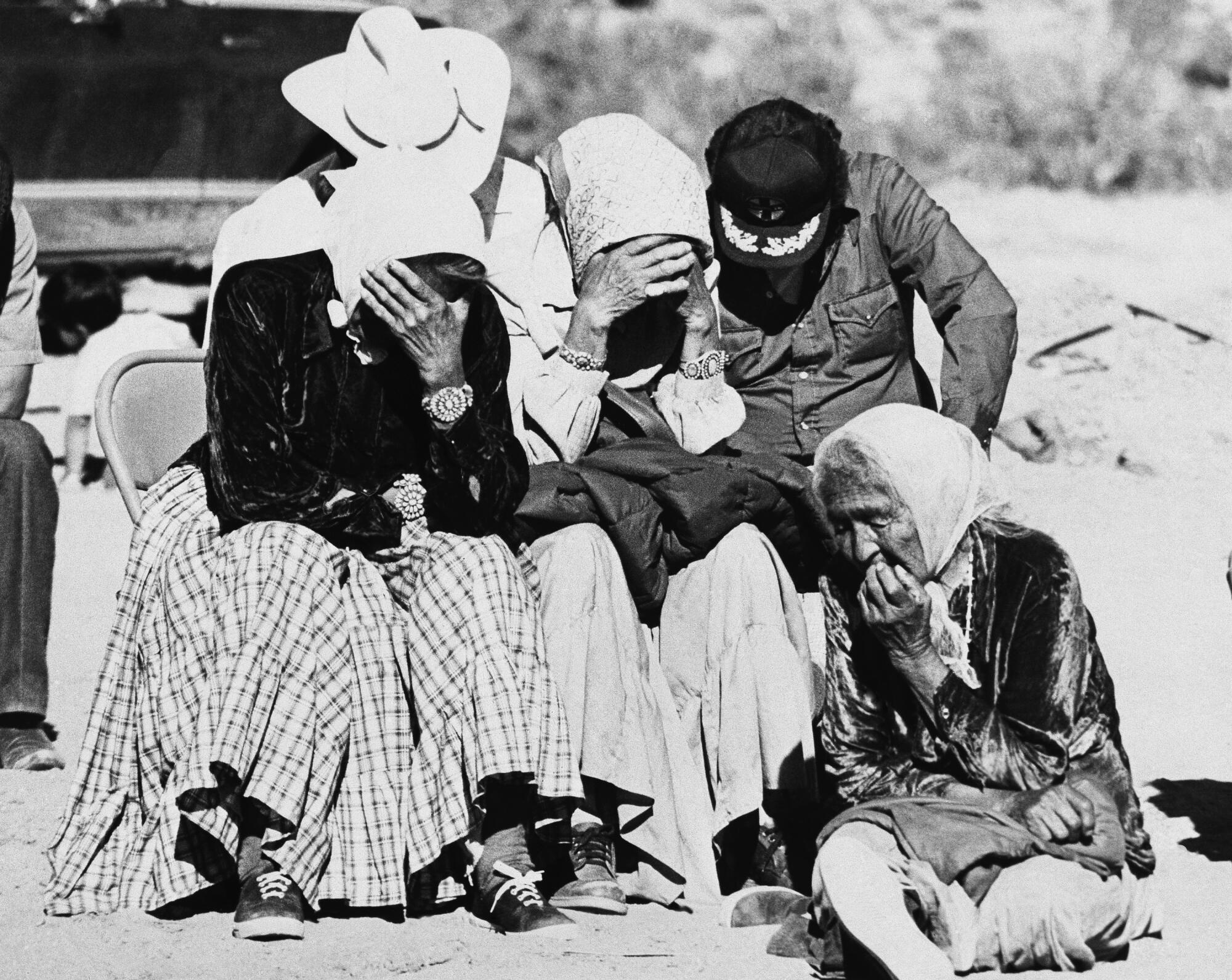 1981 年，亚利桑那州仙人掌谷，纳瓦霍妇女在一次会议上哭泣。