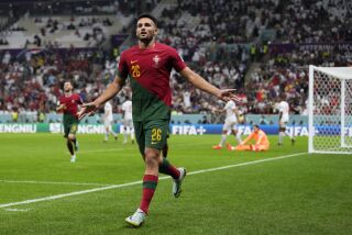 El portugués Gonçalo Ramos celebra tras anotar el tercer gol de su equipo en el encuentro de los octavos de final ante Suecia en la Copa Mundial en el Estadio Lusail en Qatar el martes 6 de diciembre del 2022. (AP Foto/Manu Fernandez)