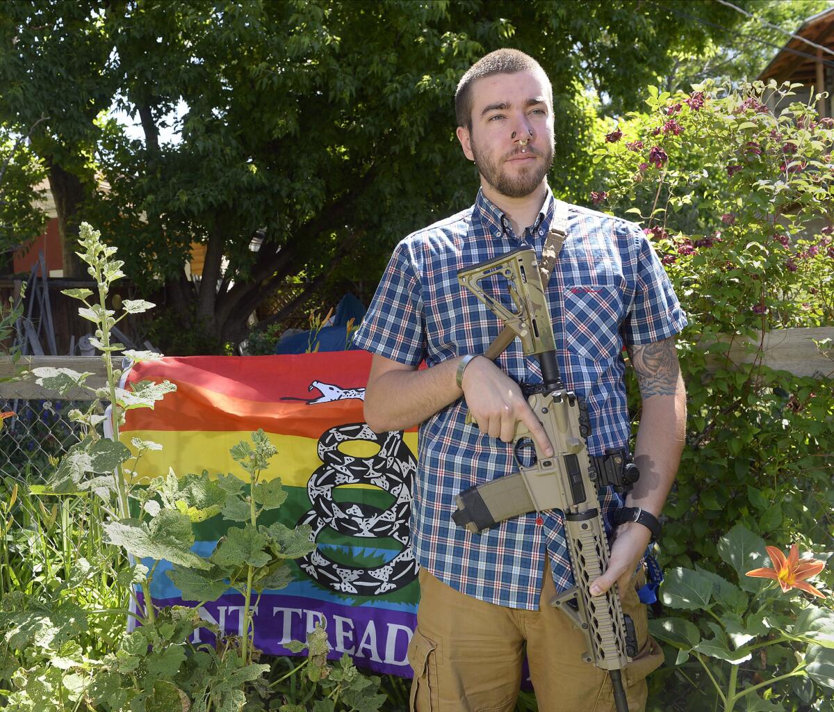 Matt Schlentz posa con una bandera Rainbow-Gadsen y un AR-15 en Salt Lake City el miércoles 16 de junio de 2016. Schlentz es presidente de la sucursal en Utah de Pink Pistols, una organización nacional de la comunidad LGBT a favor de las armas de fuego. (Al Hartmann/The Salt Lake Tribune vía AP)