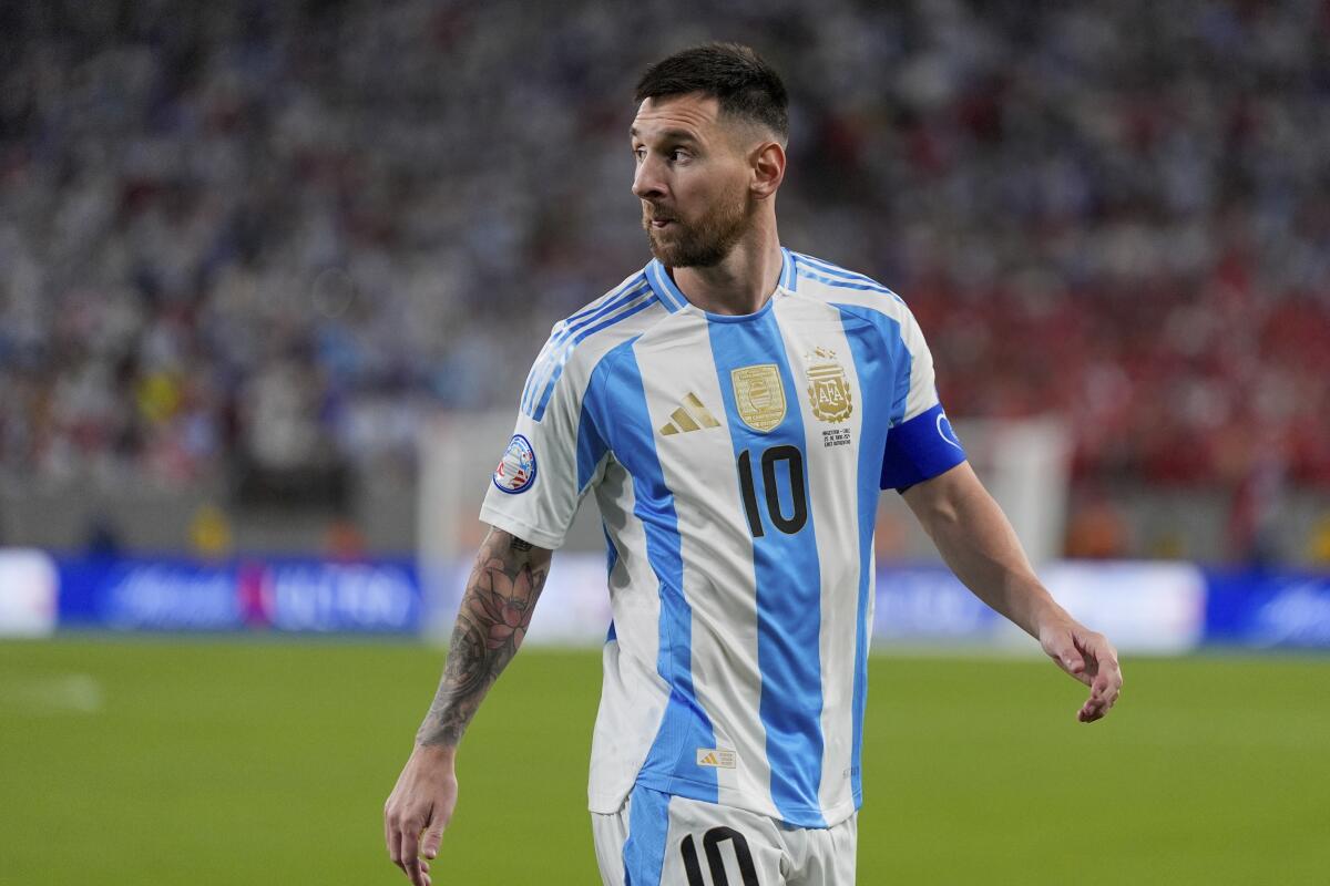 El delantero argentino Lionel Messi se apresta a ejecutar un tiro de esquina en el partido contra Chile
