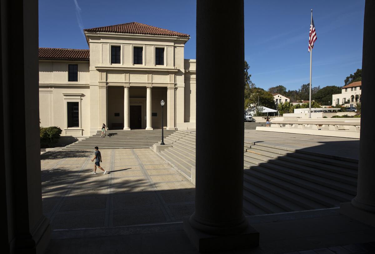 Un estudiante camina por un patio en Occidental College el 8 de febrero.