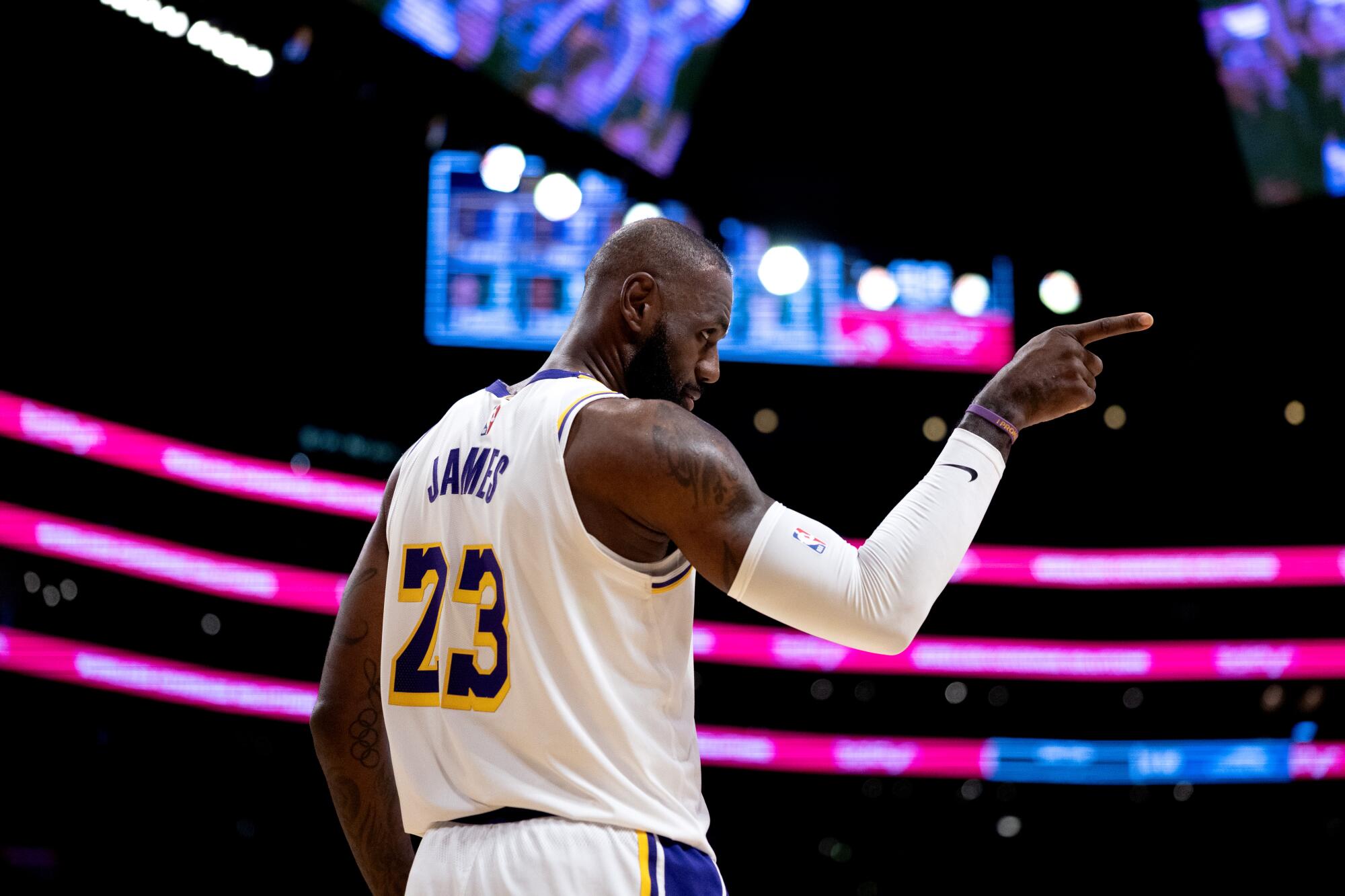 Lakers'ın yıldızı LeBron James, Pazar günü Sacramento Kings'e karşı kazanılan galibiyet sırasında tepki gösterdi.