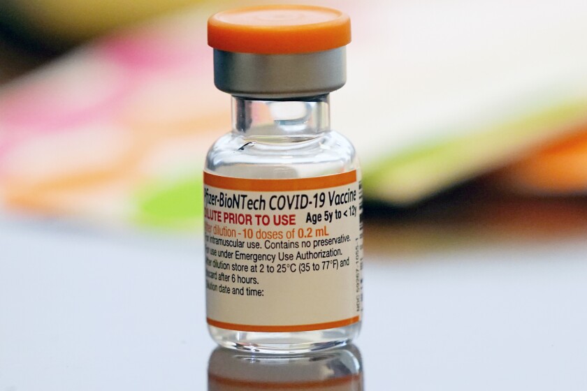 ARCHIVO - Un envase de la vacuna COVID-19 de Pfizer-BioNTech para niños de 5 a 12 años