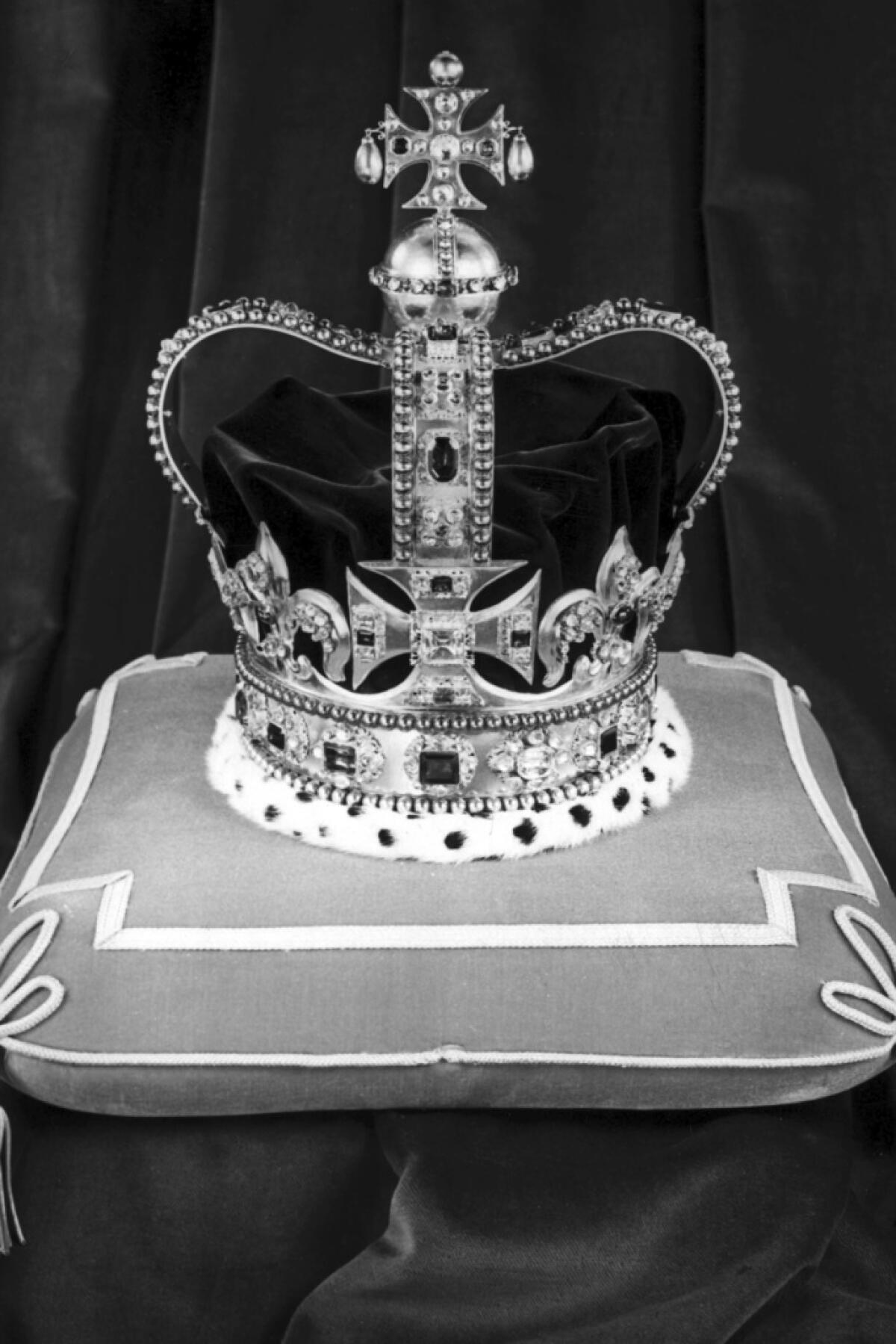 ARCHIVO - La Corona de San Eduardo, la corona oficial de Inglaterra,