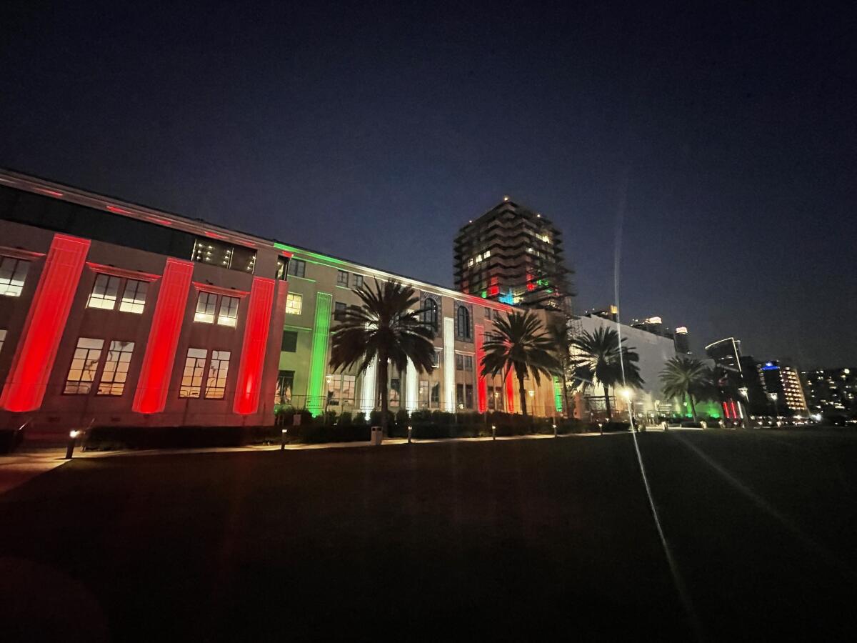 Edificio administrativo del Condado de San Diego se iluminó con los colores verde, blanco y rojo