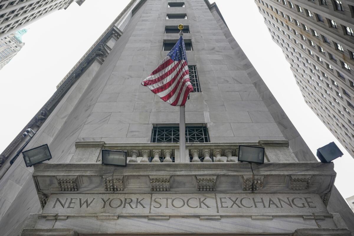 An American flag is above the words New York Stock Exchange on the building.