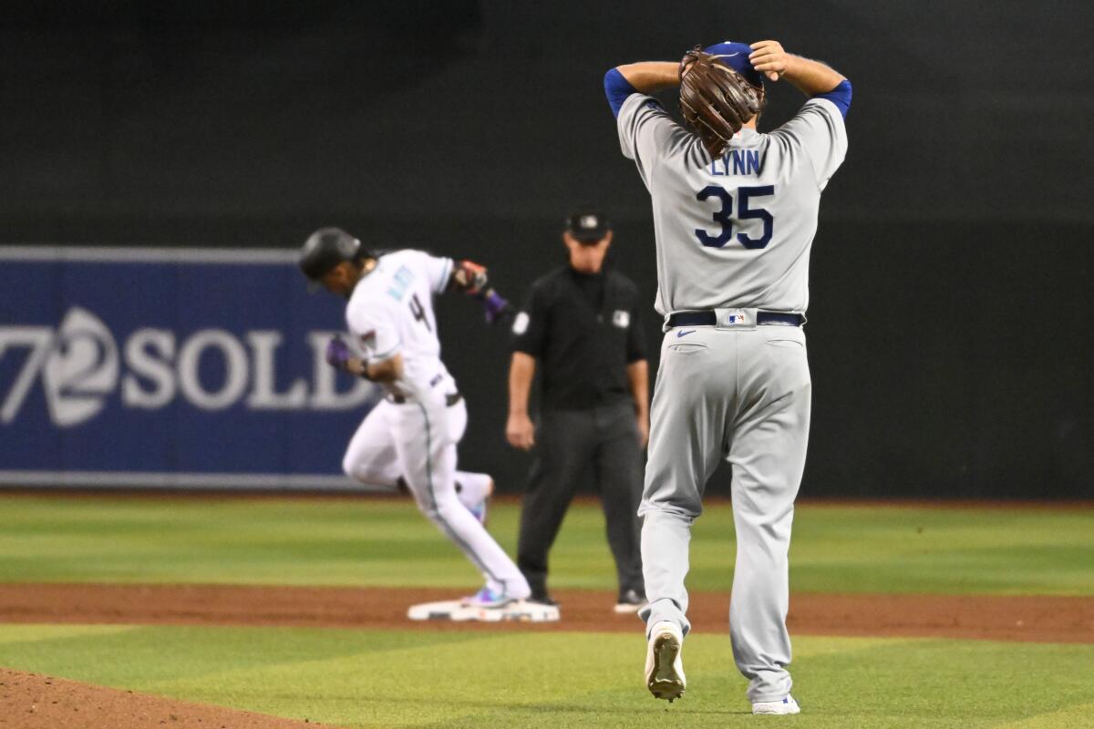 Dodgers'ın başlangıç atıcısı Lance Lynn, Arizona Diamondbacks Ketel Marte'ye sayı atmaktan vazgeçmesine tepki gösteriyor.