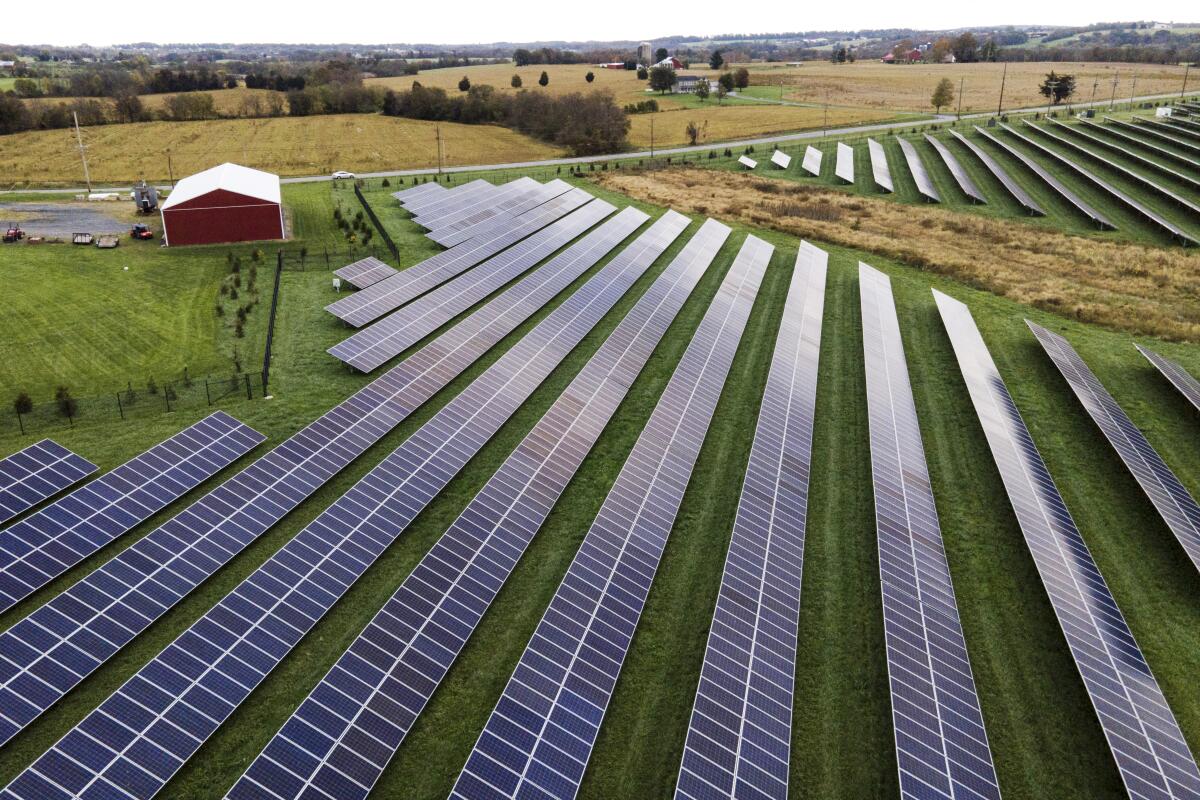 Campos de cultivo con paneles solares de Cypress Creek Renewables