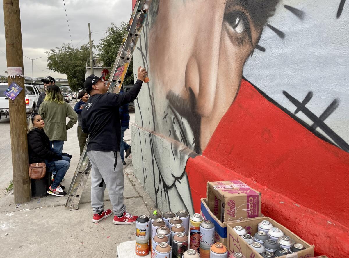 Gerardo Mode Orozco pinta mural en homenaje a Vicente Fernández en Tijuana
