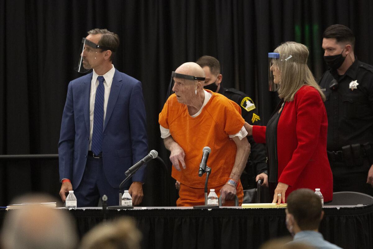 Joseph James DeAngelo, apodado “Golden State Killer”, llega con su abogada a su audiencia en Sacramento, California.