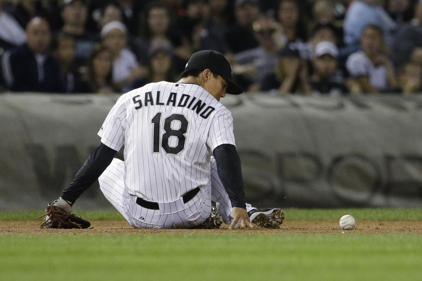 White Sox third baseman Tyler Saladino misses a ball hit by Seattle Mariners' Robinson Cano during the fourth inning.